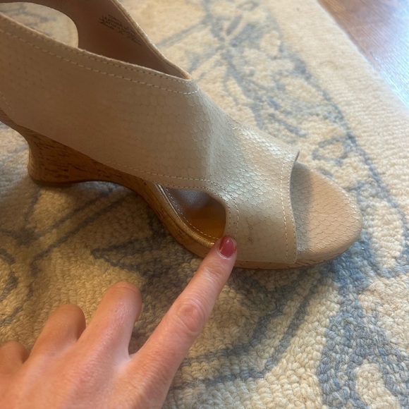 Donald Pliner Elegant Beige Wedge Sandals size 8.5 *small defect* - Picture 3 of 6